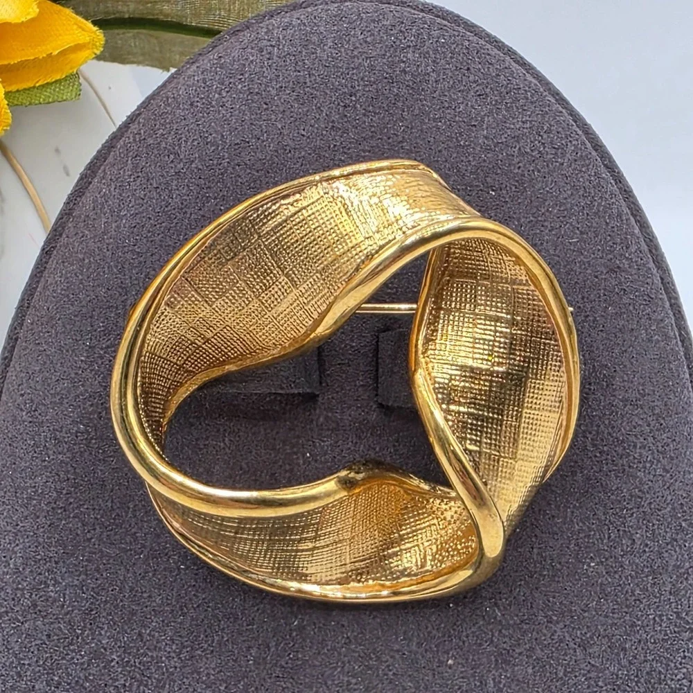 Napier Signed Gold Tone Modernist‎ Ribbon Twist Brooch Vintage Sculptural Pin